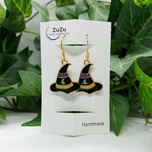 Arany színű Halloween boszorkány kalap medálos lógós fülbevaló  - otthon & életmód - dekoráció - halloween - halloweeni ékszerek - Meska.hu