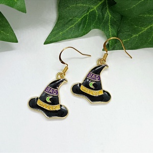 Arany színű Halloween boszorkány kalap medálos lógós fülbevaló  - otthon & életmód - dekoráció - halloween - halloweeni ékszerek - Meska.hu