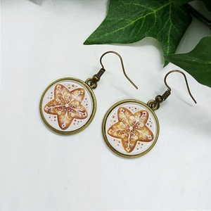 Mézeskalács mintás üveglencse medálos lógós fülbevaló  - karácsony - karácsonyi ruházat - karácsonyi ruha kiegészítők - Meska.hu