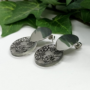 Fekete csipke mintás medálos nemesacél beszúrós fülbevaló  - ékszer - fülbevaló - lógó fülbevaló - Meska.hu