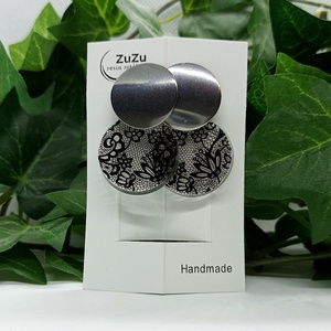 Fekete csipke mintás medálos nemesacél beszúrós fülbevaló  - ékszer - fülbevaló - lógó fülbevaló - Meska.hu