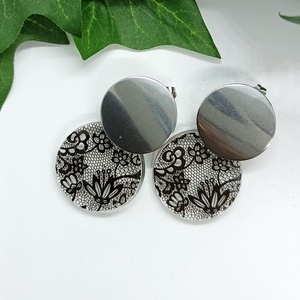 Fekete csipke mintás medálos nemesacél beszúrós fülbevaló  - ékszer - fülbevaló - lógó fülbevaló - Meska.hu