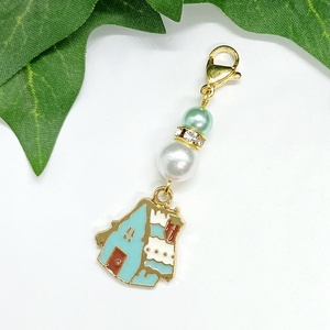 Türkiz színű havas tetejű házikó medálos kulcstartó, táskadísz - táska & tok - kulcstartó & táskadísz - táskadísz - Meska.hu