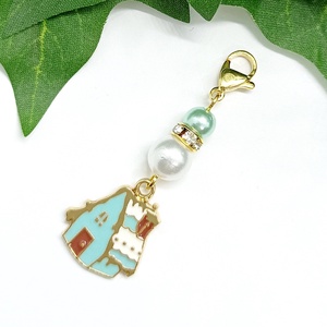 Türkiz színű havas tetejű házikó medálos kulcstartó, táskadísz - táska & tok - kulcstartó & táskadísz - táskadísz - Meska.hu