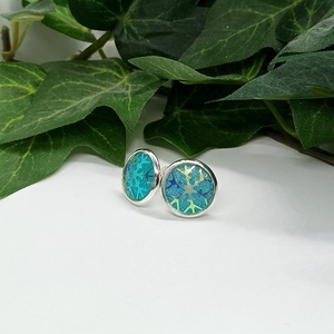 Világoskék hópehely mintás kaboson pötty fülbevaló  - ékszer - fülbevaló - pötty fülbevaló - Meska.hu Világoskék hópehely mintás kaboson pötty fülbevaló  - ékszer - fülbevaló - pötty fülbevaló - Meska.hu