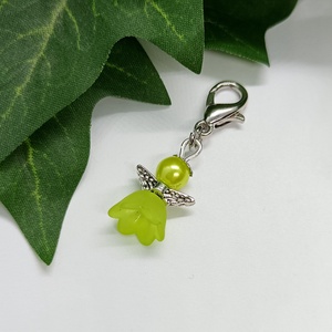 Világoszöld színű angyalka medálos kulcstartó, táskadísz - Meska.hu