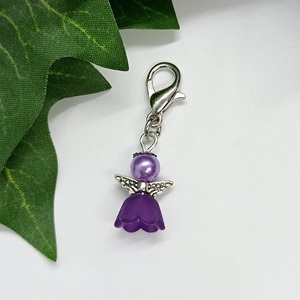 Lila színű angyalka medálos kulcstartó, táskadísz - táska & tok - kulcstartó & táskadísz - táskadísz - Meska.hu
