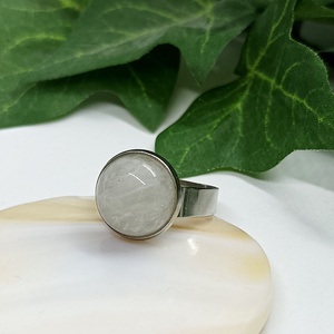 Hegyikristály ásvány kaboson nemesacél gyűrű , Ékszer, Gyűrű, Statement gyűrű, Ékszerkészítés, Az ékszer alapja ezüst színű nemesacél tányéros gyűrű alap, melybe hegyikristály ásvány kabosont rö..., MESKA