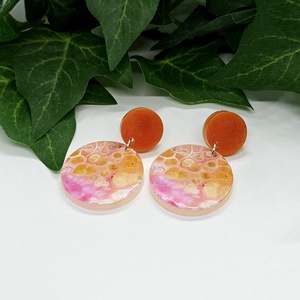 Márvány mintás műgyanta beszúrós fülbevaló  - Meska.hu