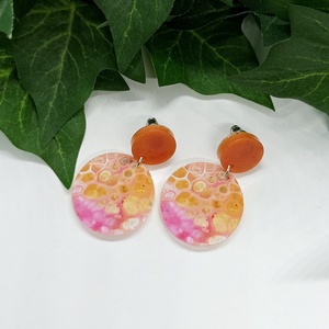 Márvány mintás műgyanta beszúrós fülbevaló  - ékszer - fülbevaló - lógó fülbevaló - Meska.hu