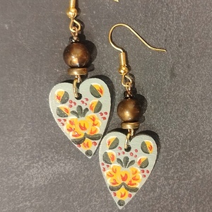 Virágos festett fülbevaló  - Meska.hu