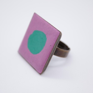 Anyagában színezett, pink alapon heliogénzöld mintával négyzet alakú beton gyűrű. - ékszer - gyűrű - figurális gyűrű - Meska.hu