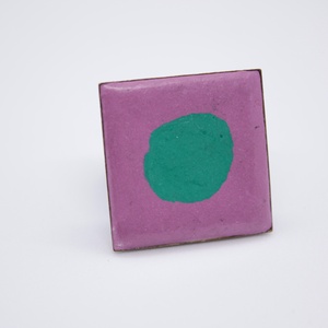 Anyagában színezett, pink alapon heliogénzöld mintával négyzet alakú beton gyűrű. - Meska.hu