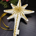 CSILLAGMAG-CSÚCSDÍSZ A KARÁCSONYFA ÉKE TERMÉSZETES ANYAG GYAPJÚFILC GYAPJÚ ARANY HÍMZÉSSEL GYÖNGYÖKKEL SZATÉNSZALAGGAL  - Meska.hu