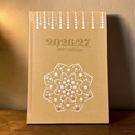 Drapp színű műbőr A/5 méretű heti beosztású 2026/27-es tanári zsebkönyv gyöngyház és bronz  pontmandalával, 14,5x20,5 cm - Meska.hu
