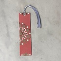 Rózsaszínű kétoldalas fa könyvjelző barna, fehér és antik bronz pontmandala díszítéssel, selymes bojttal, 3,2x12x0,15 cm - Meska.hu