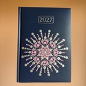 2027. évi sötétkék műbőr A/5 napi határidőnapló rózsaszín és ezüst színű pontmandalával 21x14,8 cm - Meska.hu